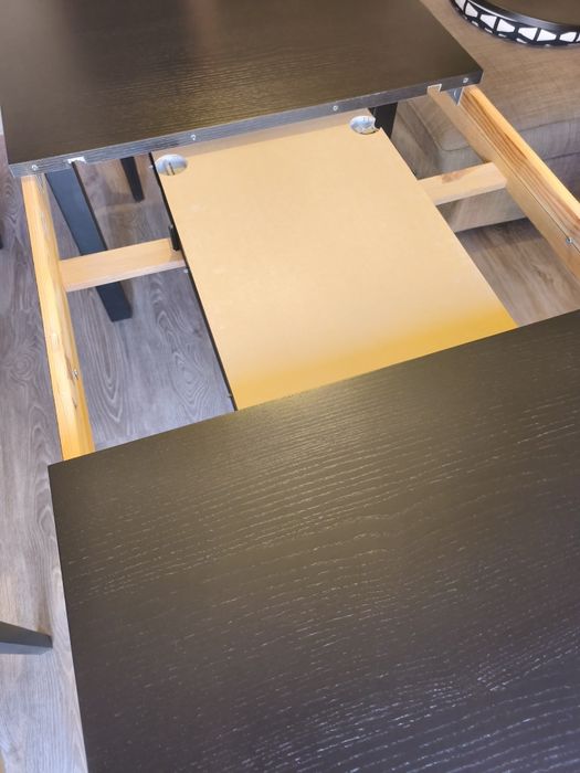 Mesa extensível Bjursta + 4 cadeiras Henriksdal