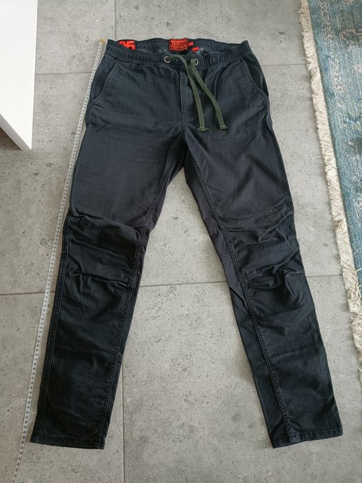 Різні чоловічі брюки.