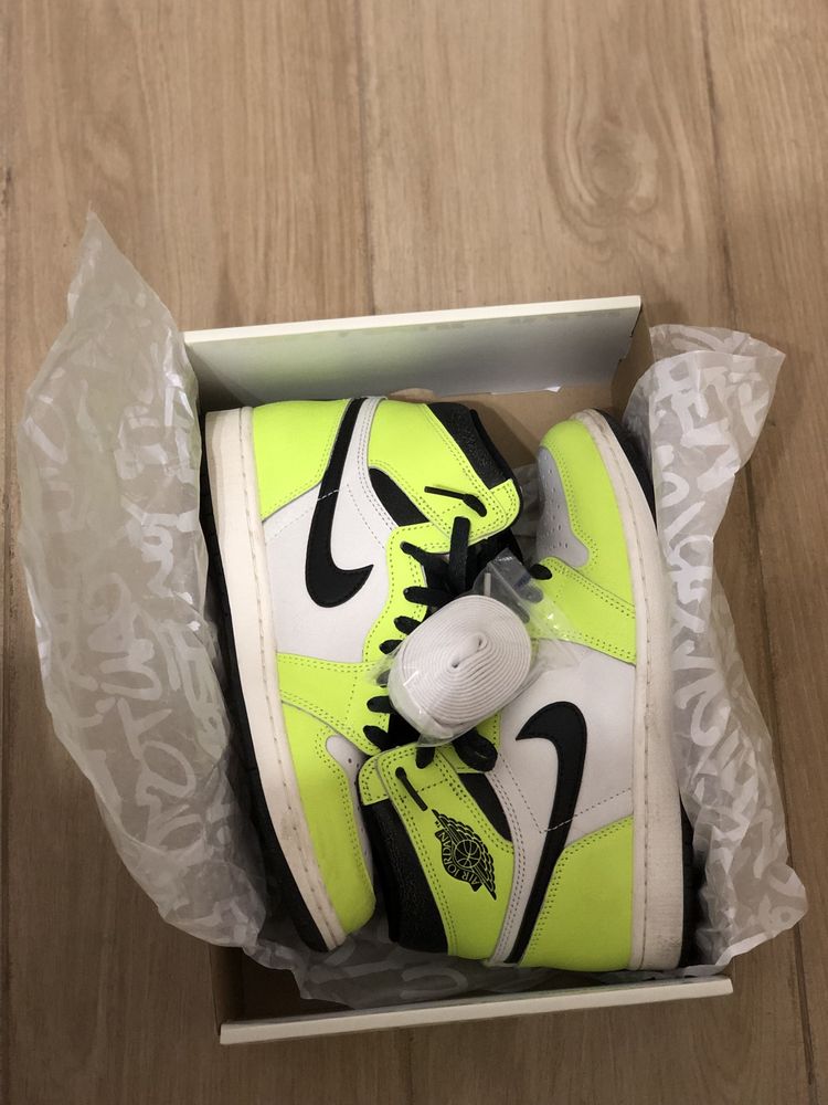 Nike Air Jordan 1 High Volt Visionaire