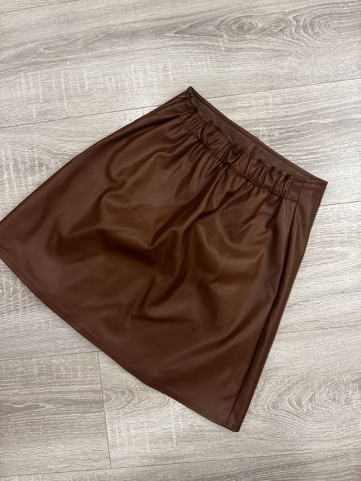 Коричнева шкіряна спідниця