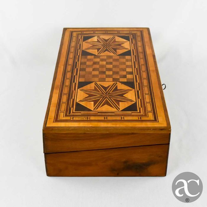 Caixa de jogo em madeira com embutidos
