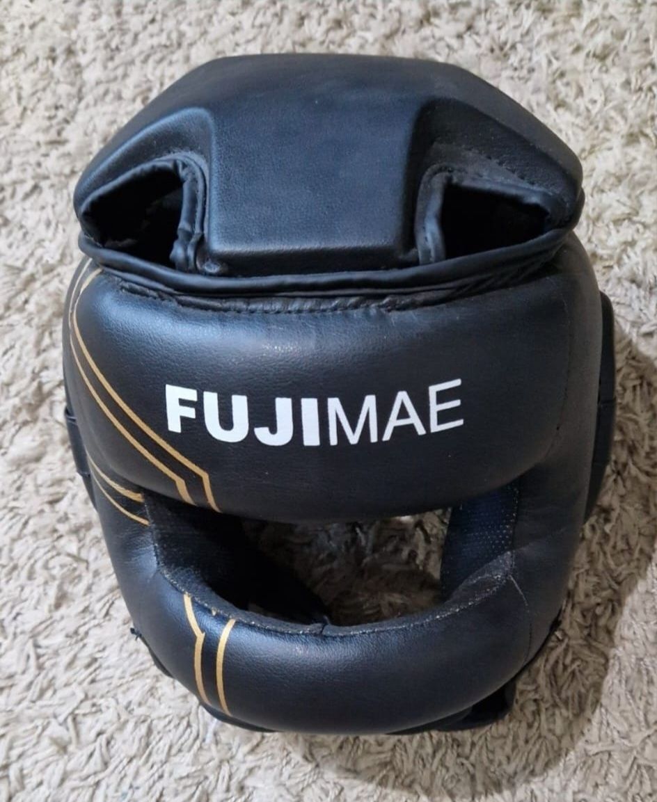 Capacete FUJIMAE sparring c/ barra de ferro (Preto e Dourado, Tam. M)