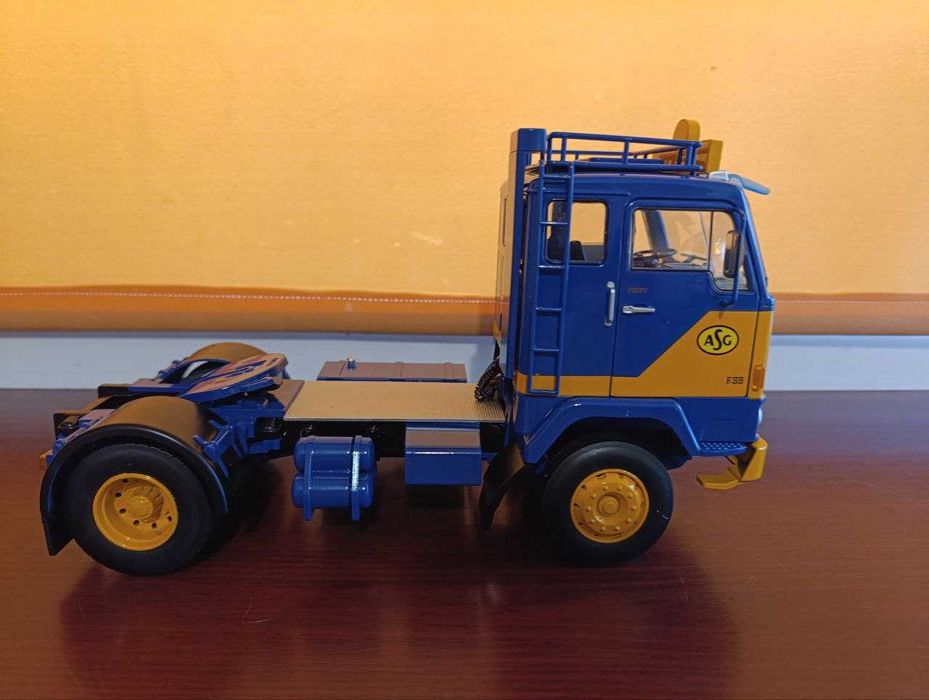 Модель автомобіля 1:18 RoadKings Volvo F88 Truck ASG 1965 Blu