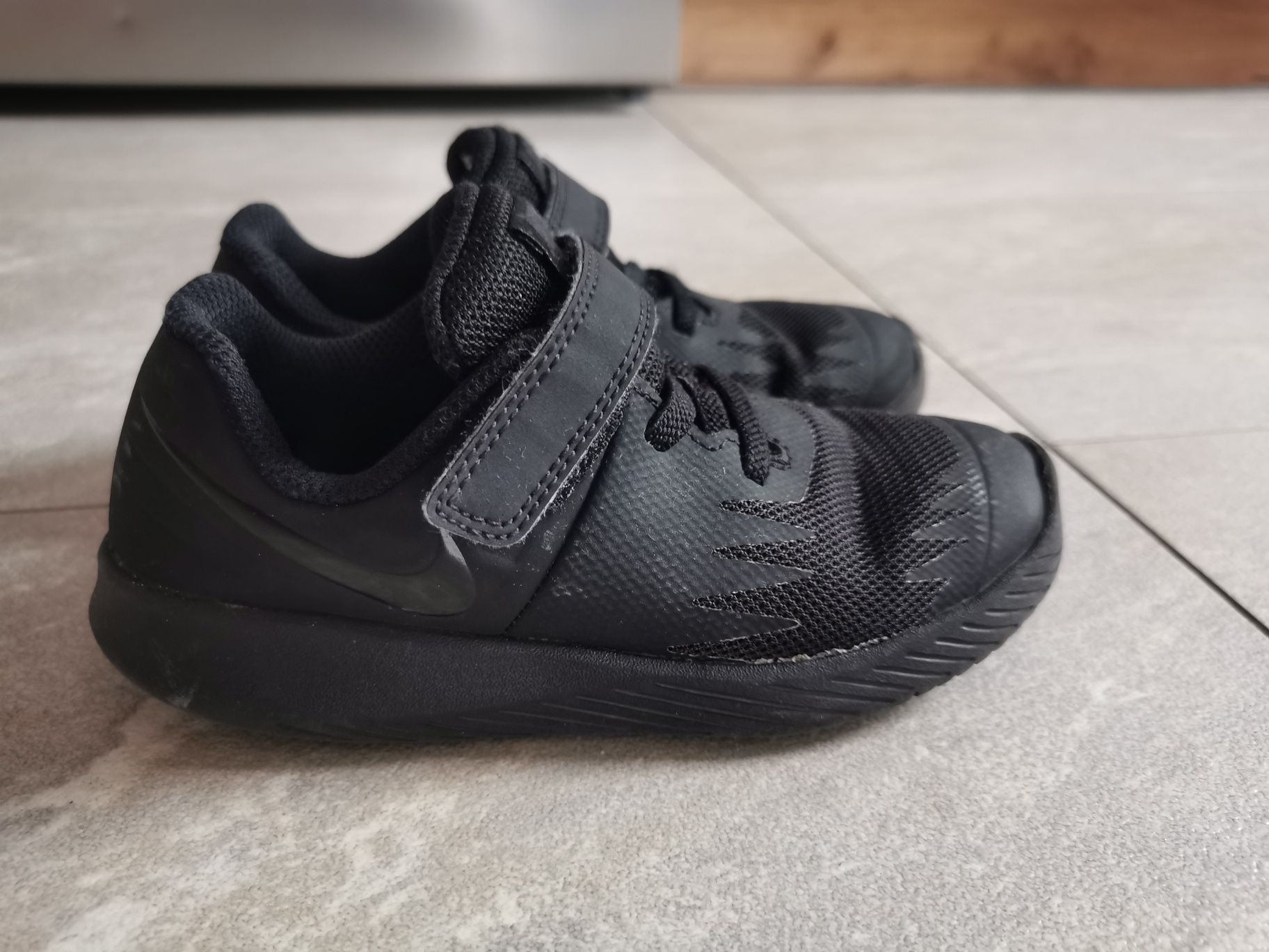 Buty sportowe NIKE 27 czarne na rzepy adidasy chłopięce do biegania