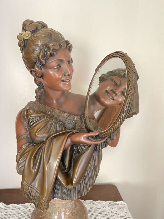Estatueta com espelho