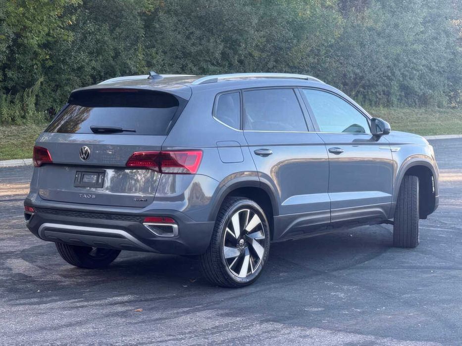 Volkswagen Taos      2024