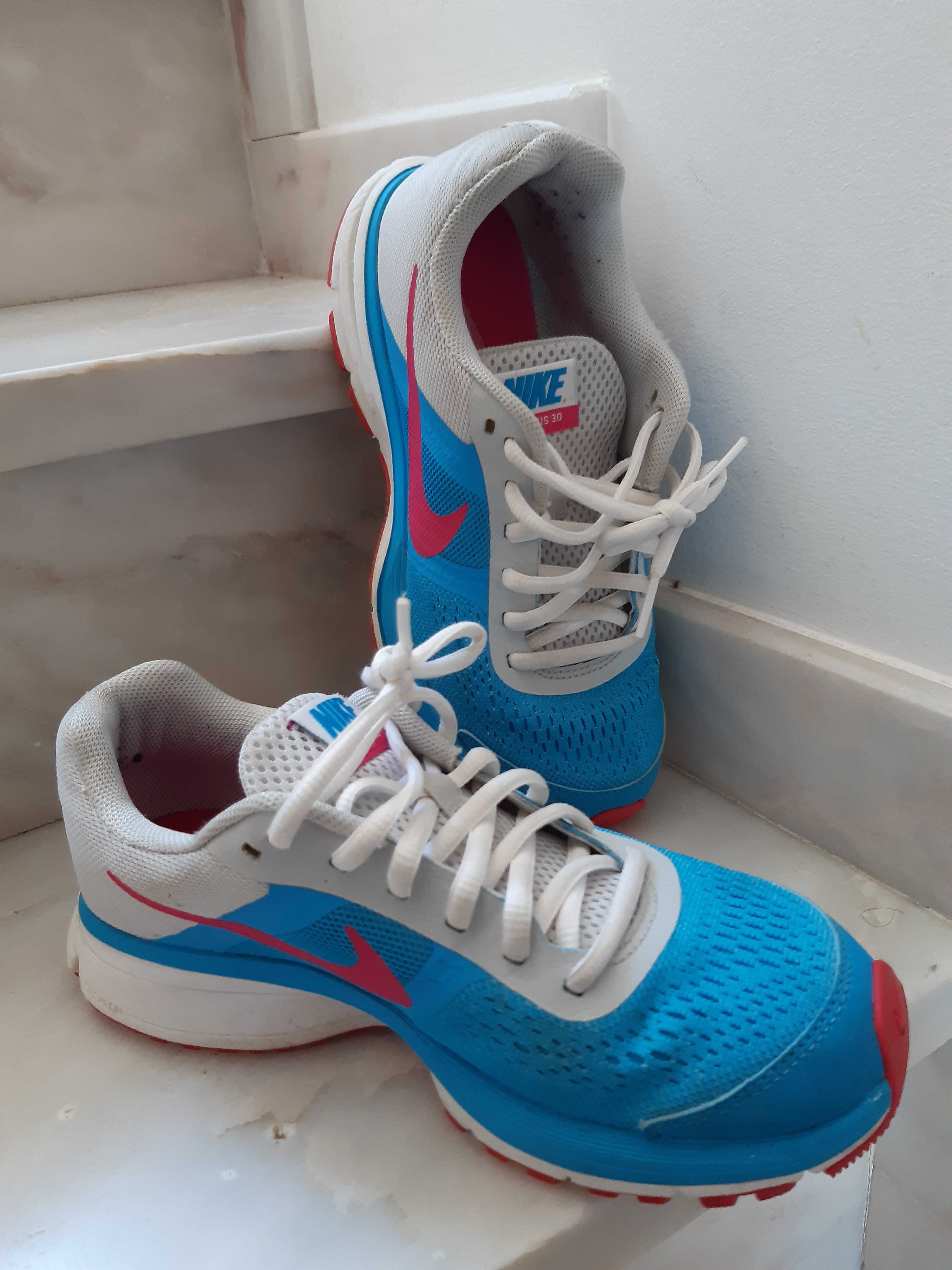 Ténis da Nike rosa e azul