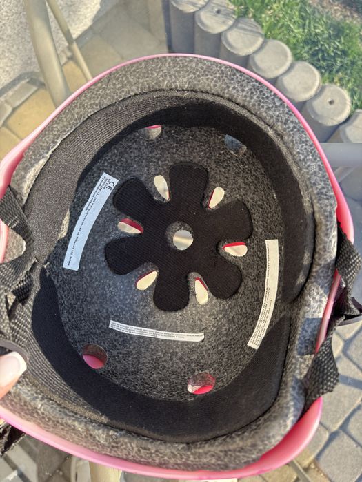Różowy kask rowerowy