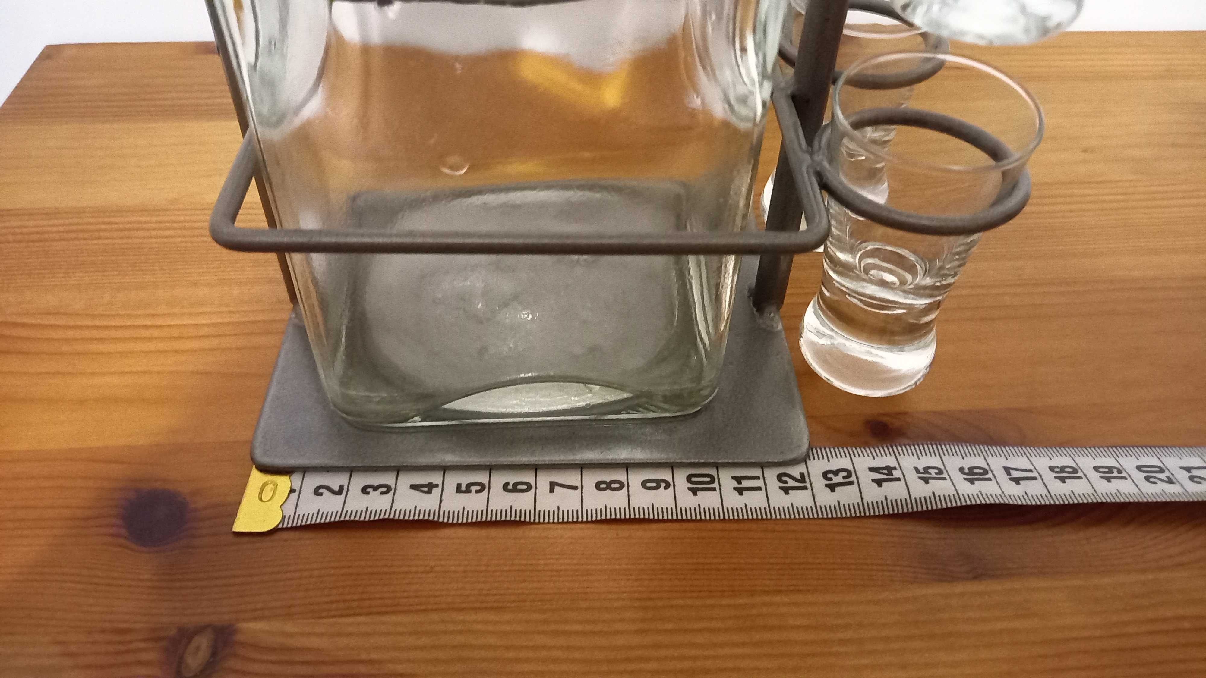 Szklana karafka z 6 kieliszkami na stalowym stojaku