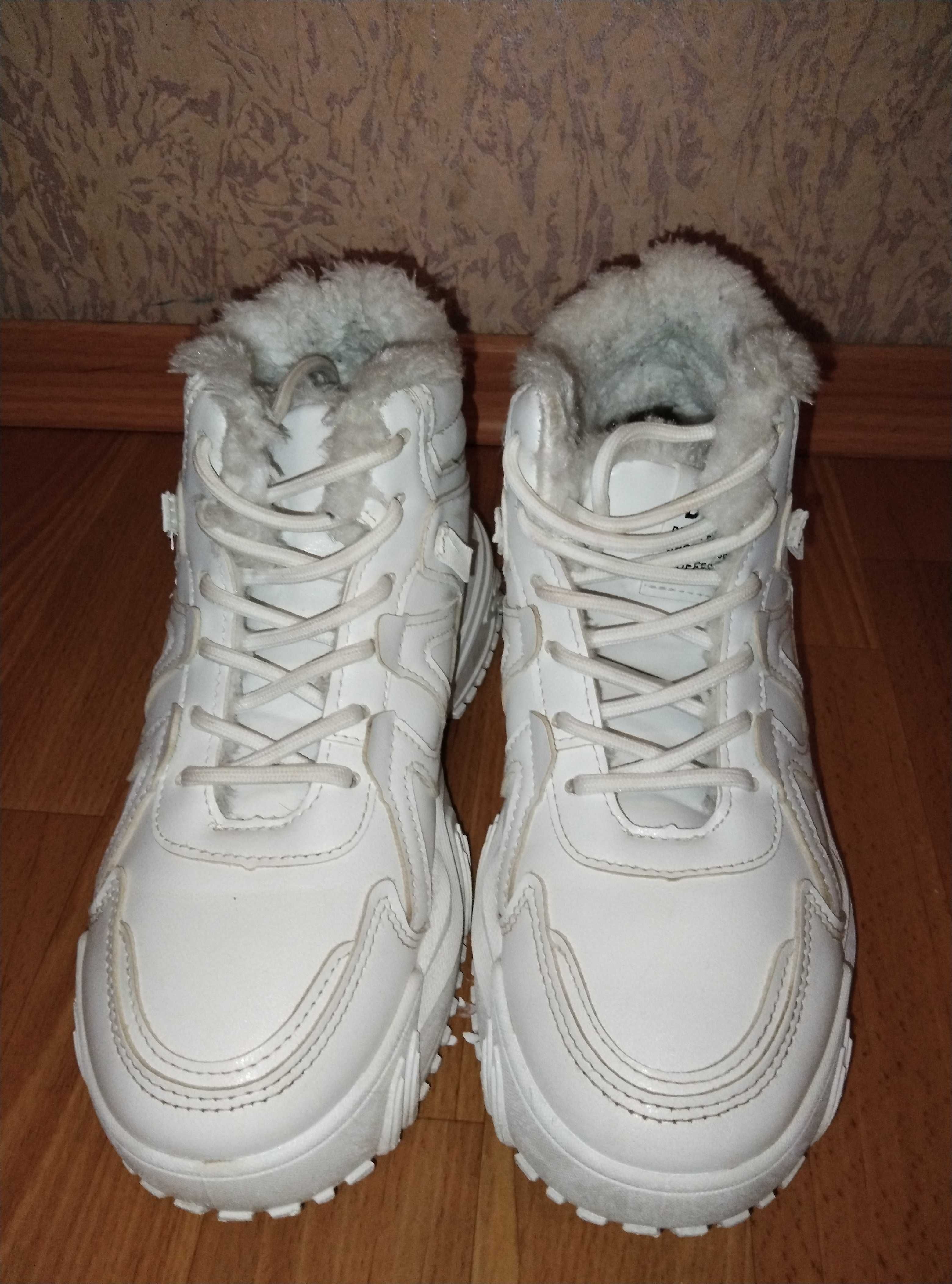 Кросівки білі зимні