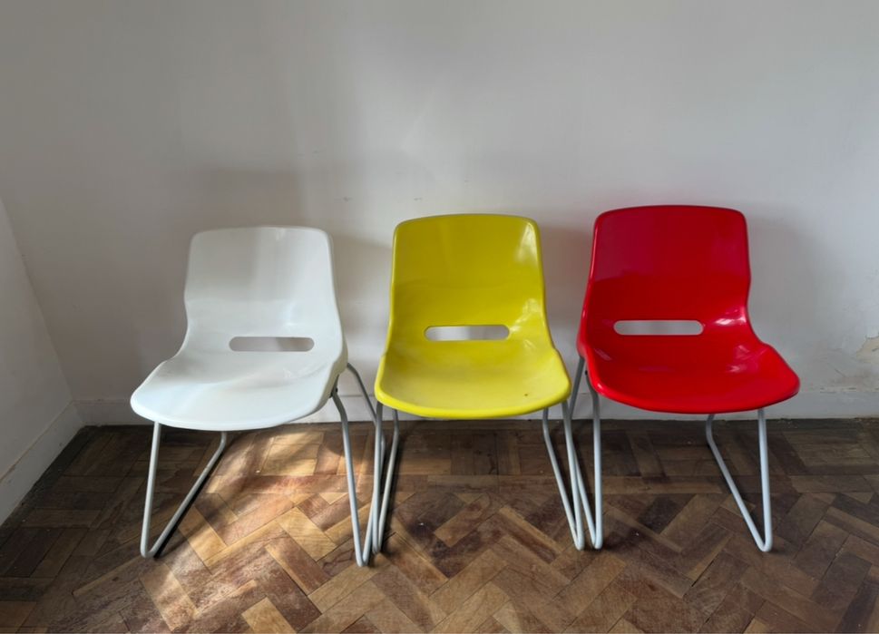 Cadeiras modernas em plástico — branco, amarelo e vermelho