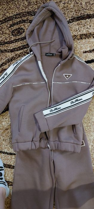 Жіночий зимовий костюм