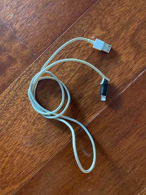 Dois cabos USB originais da Apple para peças