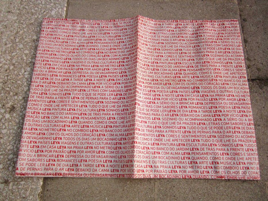 Capa protetora para Livro impermeável Leya Vermelha e Branca 25.5x33.5