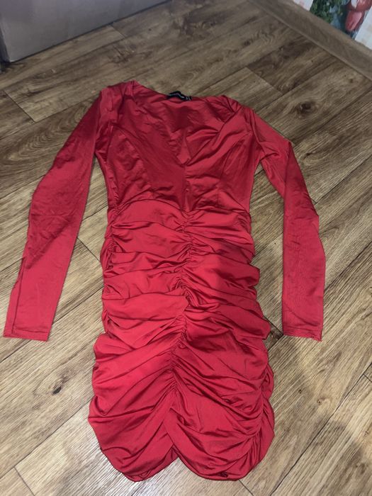 Червона сукня нова