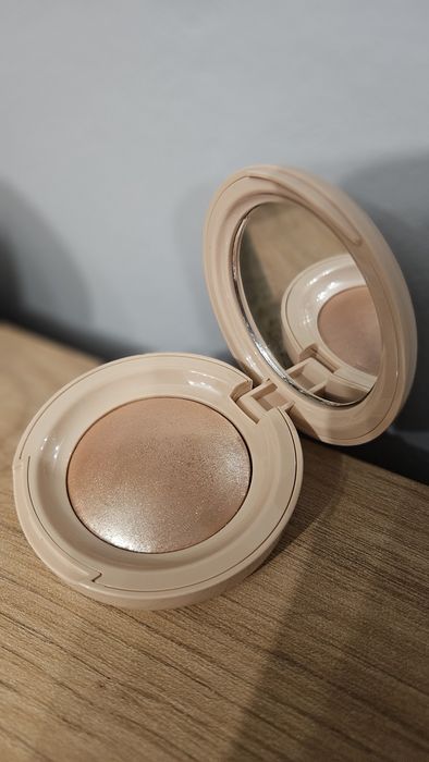 Rozświetlacz Rare Beauty