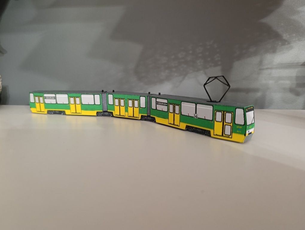 Model kartonowy zabawka pociąg miejski autobus szynowy tramwaj 
Konsta