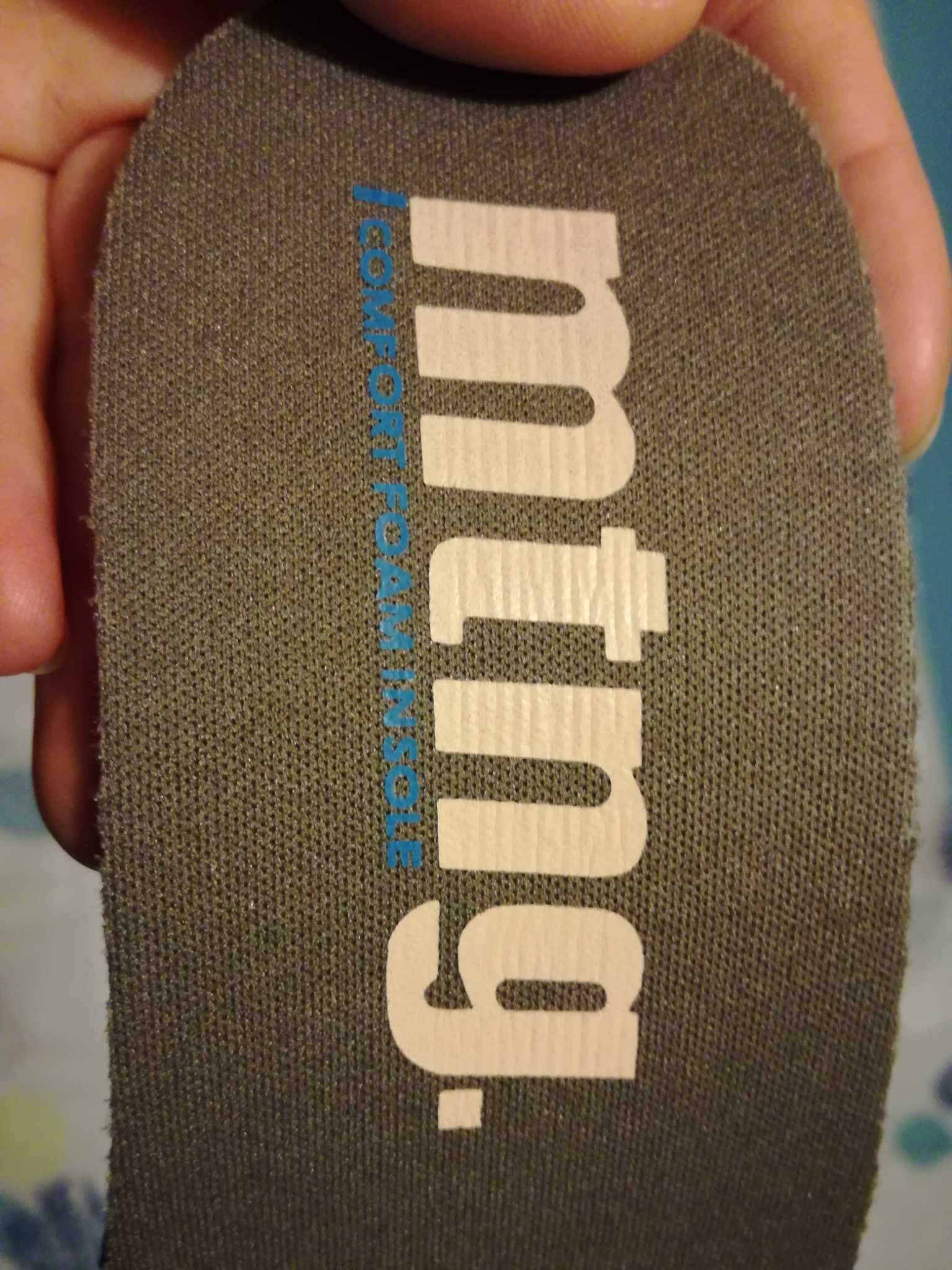 Sapatos castanhos, em pele