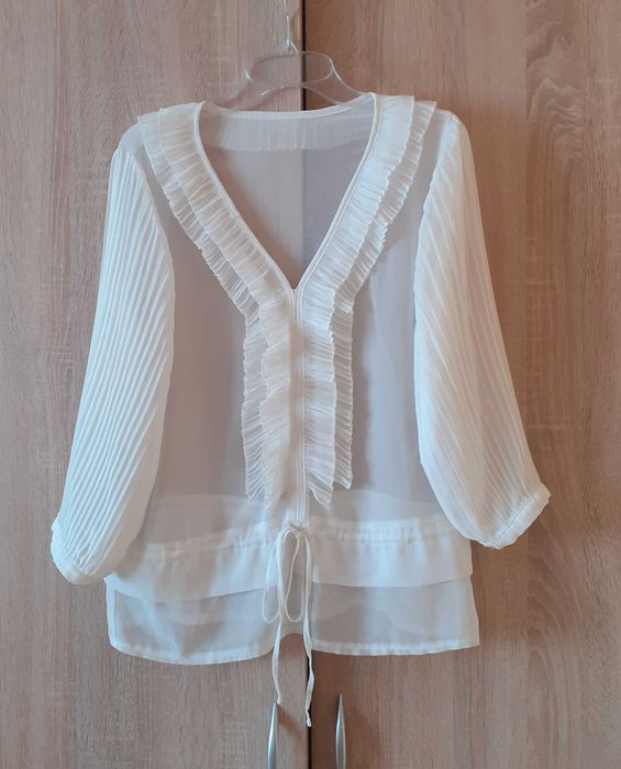 36 38 40 Bluzka z żabotem i plisowanymi rękawami biała przezroczysta