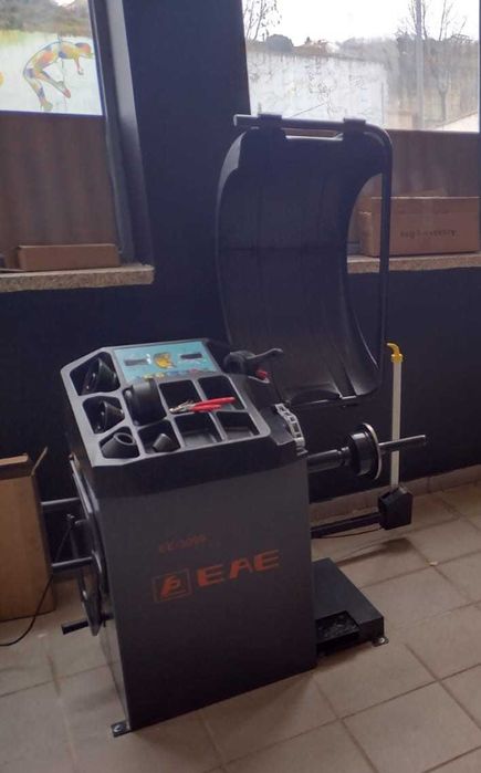 Máquina de calibrar pneus (equilibradora)Cetrus EAE(NOVA) mod. EE-3099