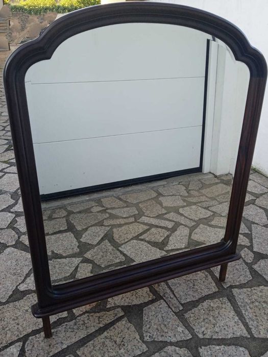 Espelho com moldura em madeira
