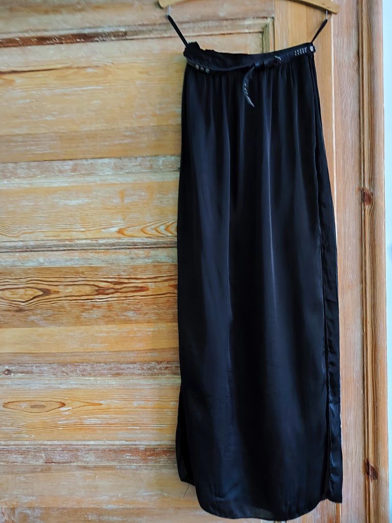 Długa czarna cienka spódnica