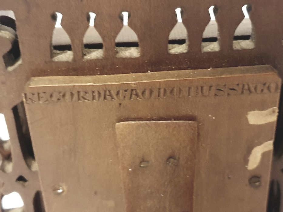 Pequeno antigo altar em madeira esculpida com pintura à lupa-Ecce Homo