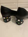 Sapatos de salto com pedras multicor