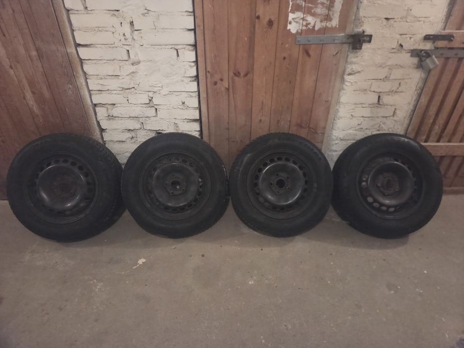 Opony zimowe 15 cali z felgami stalowymi