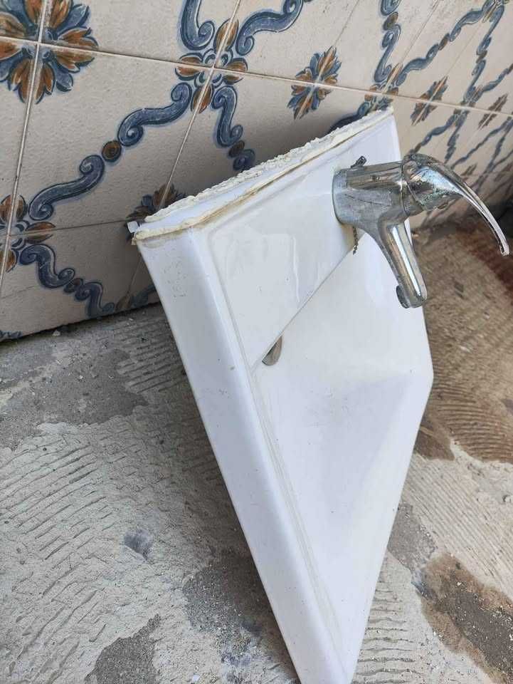 Lavatório com torneira