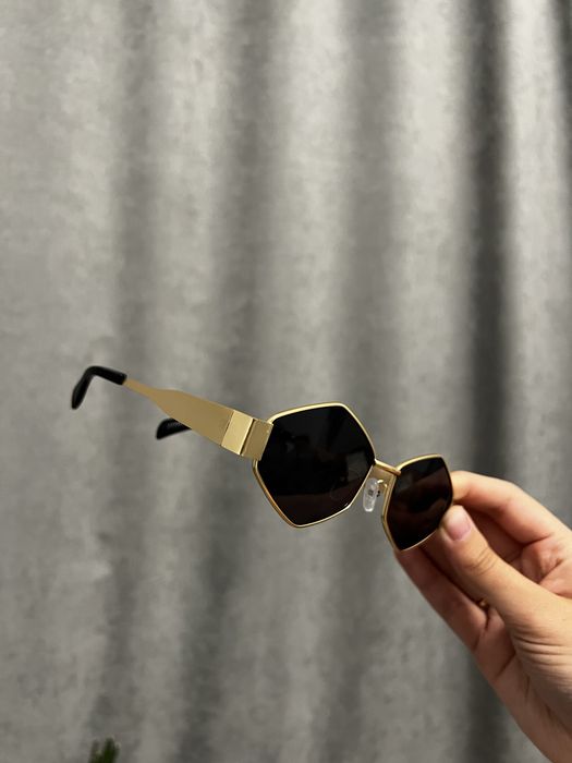 Сонцезахисні окуляри з золотою оправою
