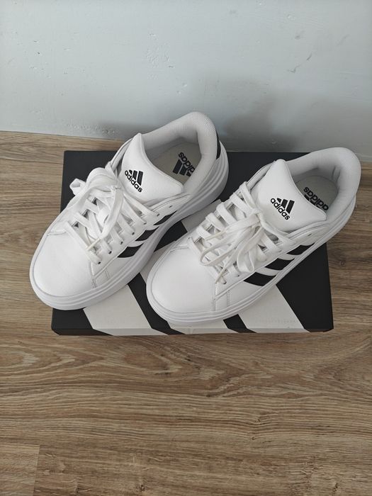 Białe buty adidas