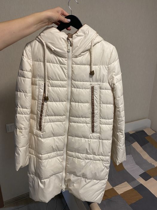 Пуховик жіночий молочного кольору