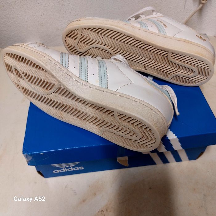 Adidas superstar riscas azul claro