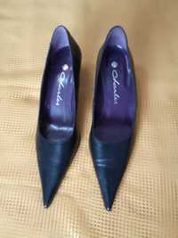 Sapatos de senhora da marca Charles, medida 35