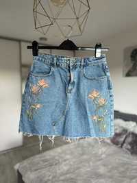 Jeansowa mini spódniczka z naszywkami