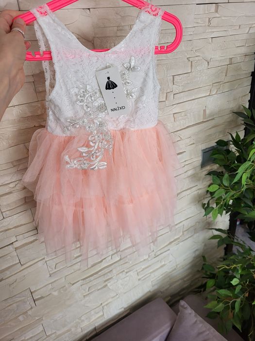 Elegancka sukienka bialo-brzoskwiniowa dla dziewczynki