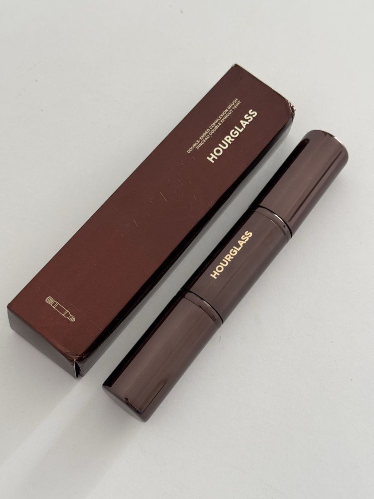 Nowy pędzel do makijażu Hourglass Double-Ended Complexion Brush