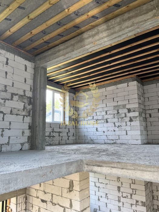 Продаж будинку в мальовничому місті Київа, метро Лісова