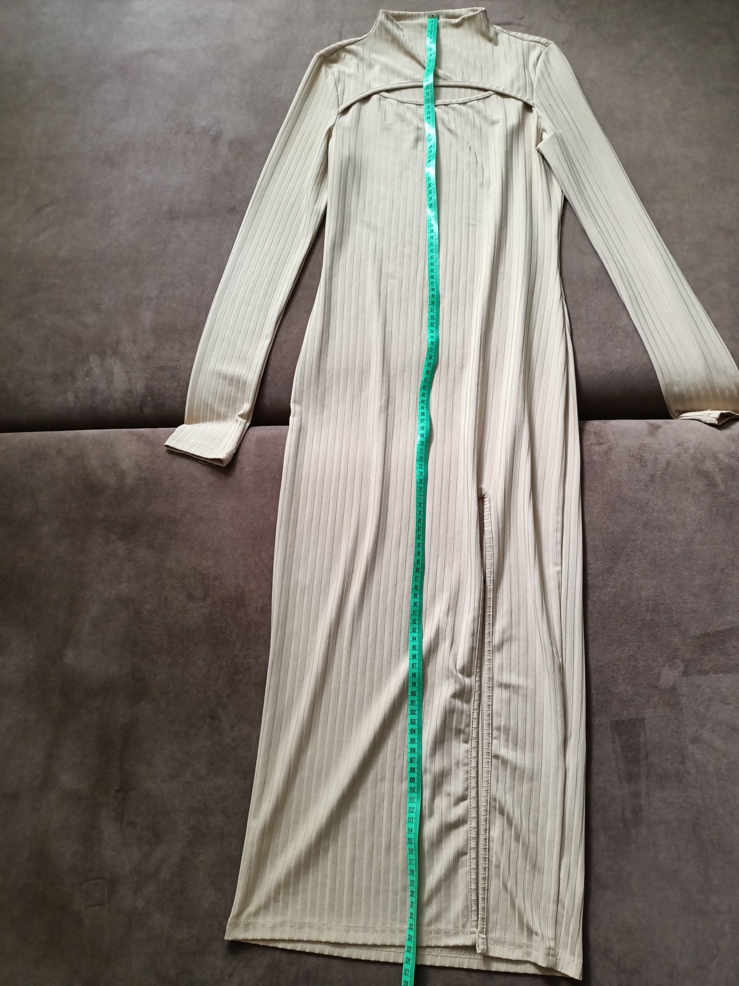 Beżowa sukienka prążkowana maxi ze stójką z wycięciem na dekolcie
