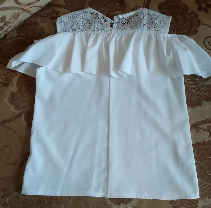 Продам шкільні речі(блузи, штани) для дівчаток