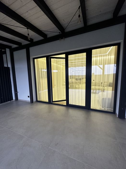 Продаж нового дизайнерського котеджу з ремонтом , меблями