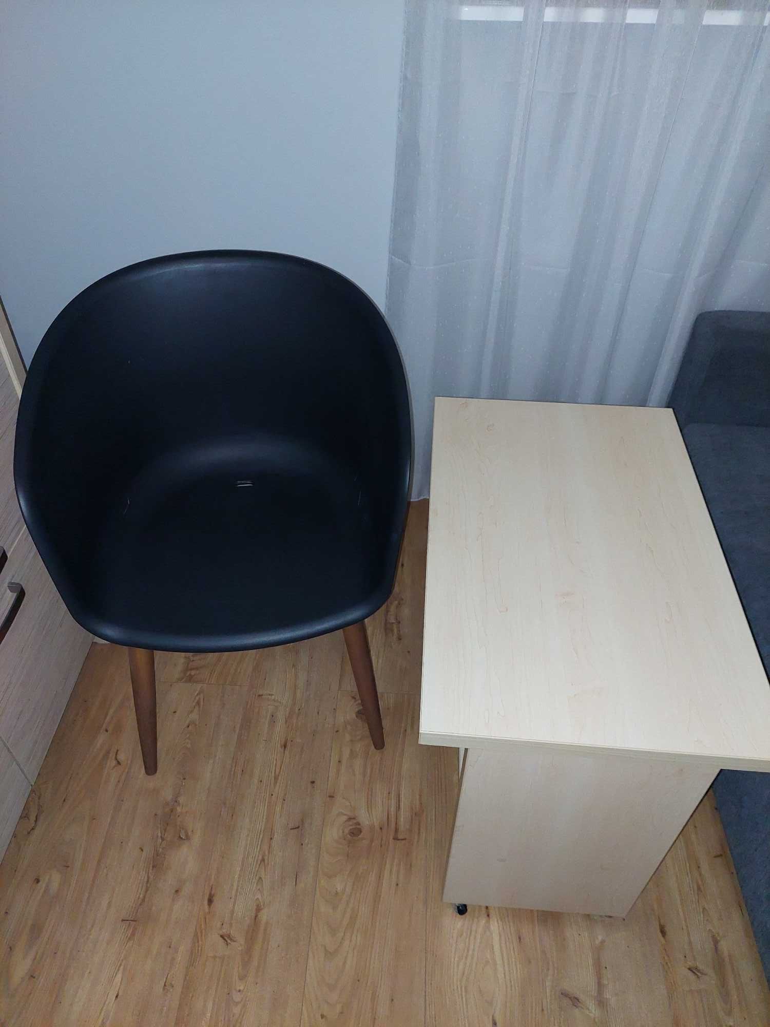 Sprzedam stolik na kółkach i krzesło.