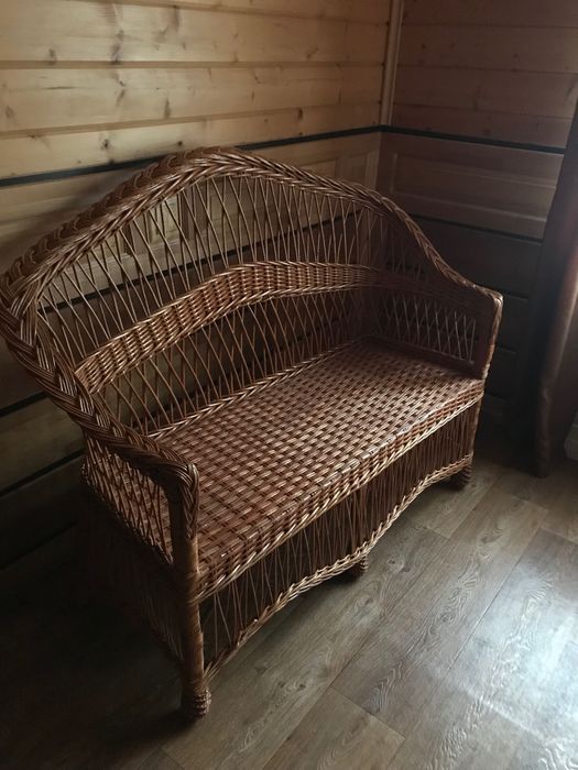 Стільці , столи плетені із лози.