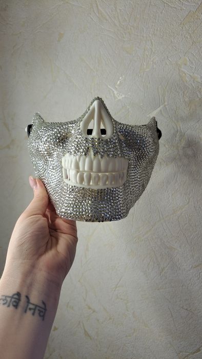 Продам маску (полумаску) череп в стразах