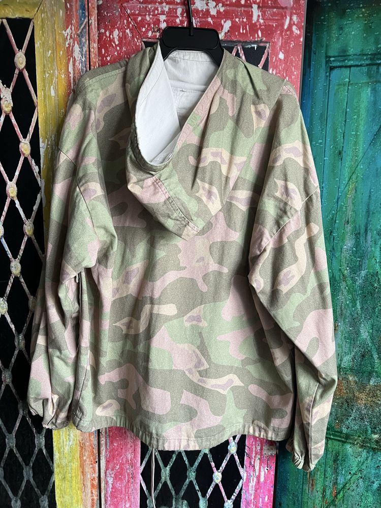 Męska przejściowa kurtka kangurka z kapturem z motywem moro camo Zara