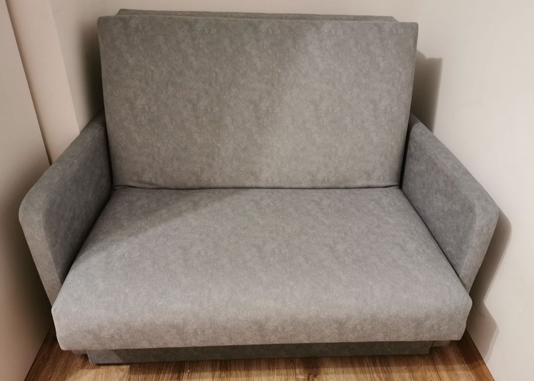 Rozkładana szara sofa z pojemnikiem na pościel