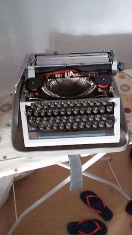 Maquina de escrever muito antiga