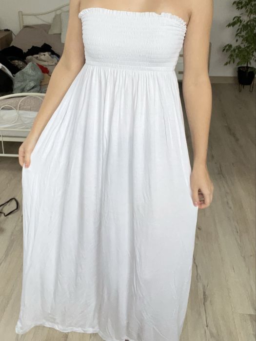 Długa biała sukienka letnia