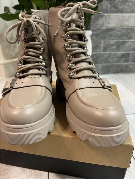 Бежеві черевики на шнурівці з натуральної шкіри ,38р